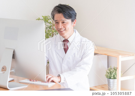 病院で働く医者 病院で働く医者 105305887