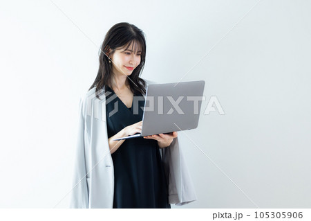 黒いワンピースの女性　　  105305906