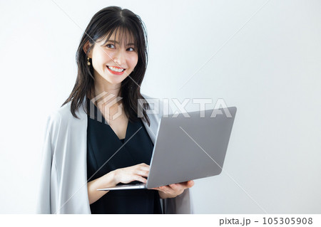 黒いワンピースの女性 黒いワンピースの女性 105305908