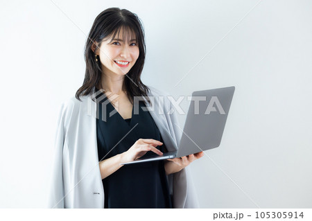 黒いワンピースの女性 黒いワンピースの女性 105305914