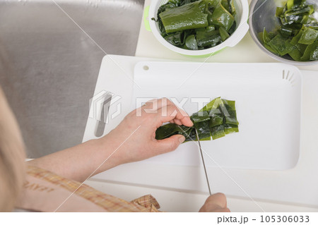 【生ワカメを調理する主婦】 105306033