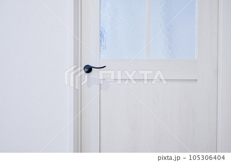 住宅イメージ 新築住宅 白いドア 黒いドアノブ 住宅イメージ 新築住宅 白いドア 黒いドアノブ 105306404