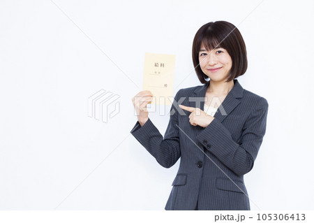 白い背景の前で給料袋を持つスーツ姿の働く女性 白い背景の前で給料袋を持つスーツ姿の働く女性 105306413