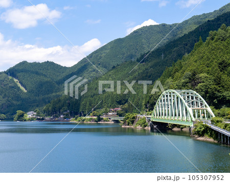 夏の音水湖(引原ダムの人工湖)と新三久安大橋(国道29号)の風景。(兵庫県宍粟市) 105307952