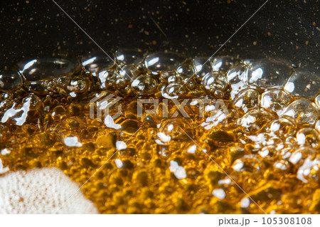 だし汁をフライパンに入れて煮立たせる調理シーンのアップ。 だし汁をフライパンに入れて煮立たせる調理シーンのアップ。 105308108