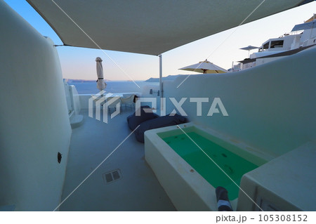 サントリーニ島のおしゃれな洞窟ホテルのバルコニー サントリーニ島のおしゃれな洞窟ホテルのバルコニー 105308152