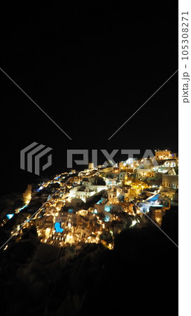 世界一美しい景色が見られるイアキャッスルの夜景 105308271