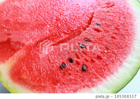 収穫してカットしたスイカ 105308317