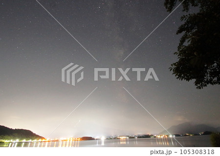 夜空を流れる天の川 105308318