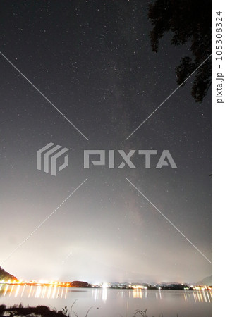 夜空を流れる天の川 夜空を流れる天の川 105308324