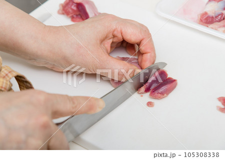 【焼き鳥砂肝の下処理をする主婦 包丁有】 【焼き鳥砂肝の下処理をする主婦 包丁有】 105308338