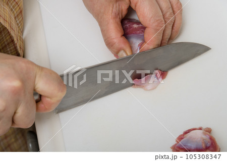 【焼き鳥砂肝の下処理をする主婦 包丁有】 【焼き鳥砂肝の下処理をする主婦 包丁有】 105308347
