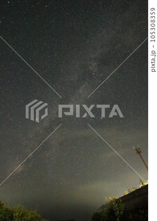 野辺山の夜景と夏のきれいな星空天の川 105308359