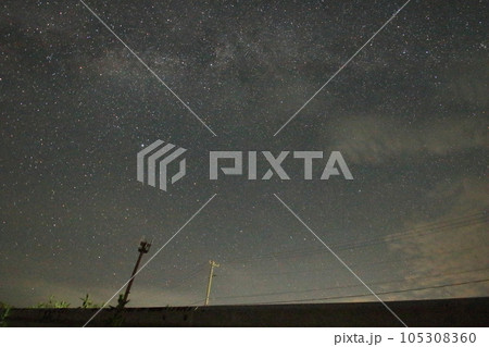 野辺山の夜景と夏のきれいな星空天の川 野辺山の夜景と夏のきれいな星空天の川 105308360