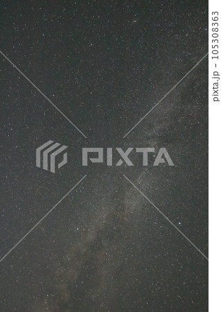 野辺山の夜景と夏のきれいな星空天の川 105308363