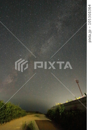 野辺山の夜景と夏のきれいな星空天の川 野辺山の夜景と夏のきれいな星空天の川 105308364