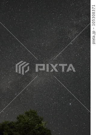 野辺山の夜景と夏のきれいな星空天の川 野辺山の夜景と夏のきれいな星空天の川 105308371