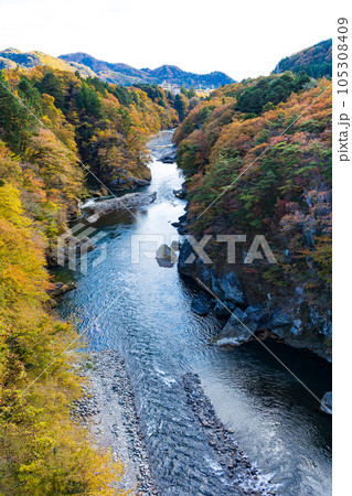 栃木日光市 紅葉の鬼怒川温泉 鬼怒楯岩大吊橋からの眺望 栃木日光市 紅葉の鬼怒川温泉 鬼怒楯岩大吊橋からの眺望 105308409