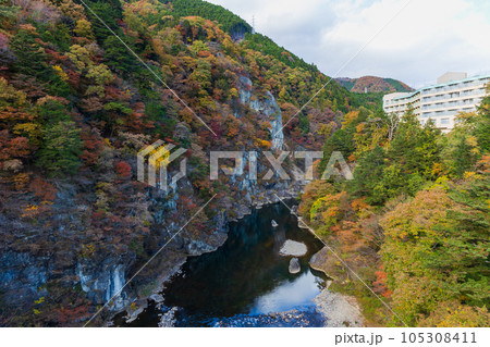 栃木日光市　紅葉の鬼怒川温泉　鬼怒楯岩大吊橋からの眺望 105308411
