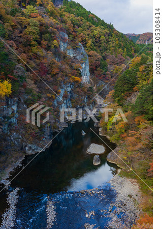 栃木日光市 紅葉の鬼怒川温泉 鬼怒楯岩大吊橋からの眺望 栃木日光市 紅葉の鬼怒川温泉 鬼怒楯岩大吊橋からの眺望 105308414