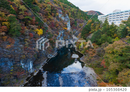栃木日光市　紅葉の鬼怒川温泉　鬼怒楯岩大吊橋からの眺望 105308420