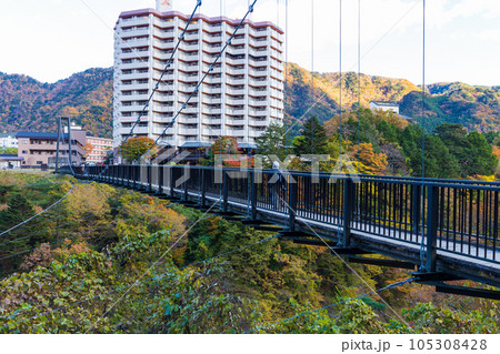 栃木日光市　紅葉の鬼怒川温泉　鬼怒楯岩大吊橋 105308428