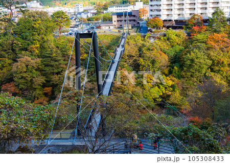栃木日光市　紅葉の鬼怒川温泉　鬼怒楯岩大吊橋 105308433