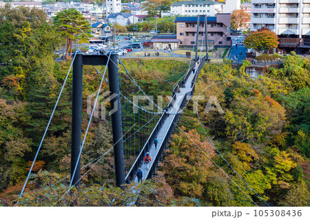 栃木日光市 紅葉の鬼怒川温泉 鬼怒楯岩大吊橋 栃木日光市 紅葉の鬼怒川温泉 鬼怒楯岩大吊橋 105308436