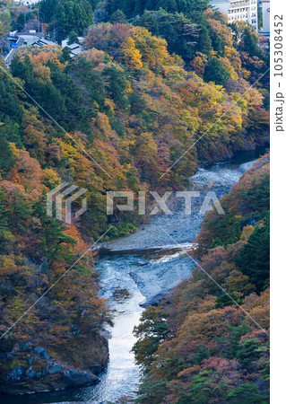栃木日光市　紅葉の鬼怒川温泉　楯岩展望台からの眺望 105308452