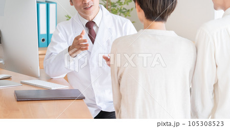 医者と診察を受ける夫婦 医者と診察を受ける夫婦 105308523