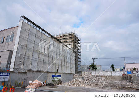 老朽化した商業ビルの解体工事現場の風景 老朽化した商業ビルの解体工事現場の風景 105308555