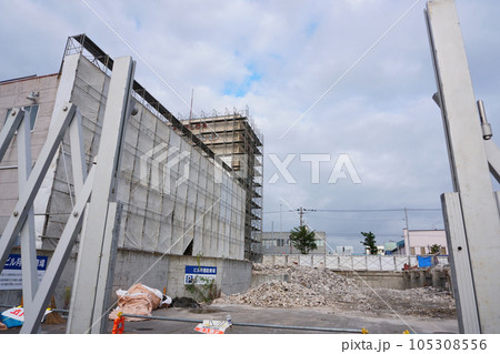 老朽化した商業ビルの解体工事現場の風景 105308556