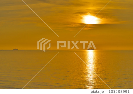 日本海に沈みゆく夕日4 日本海に沈みゆく夕日4 105308991