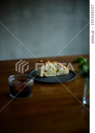 コーンのフォカッチャで朝ごはん 105309287