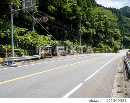 夏(7月)の国道29号、兵庫県宍粟市内。 夏(7月)の国道29号、兵庫県宍粟市内。 105309321