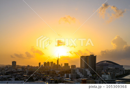 唐人町・大濠公園方面からの早良区百道浜、地行浜、福岡タワー一帯の夕暮れと太陽 唐人町・大濠公園方面からの早良区百道浜、地行浜、福岡タワー一帯の夕暮れと太陽 105309368