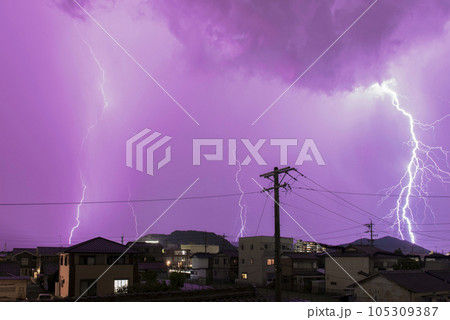 住宅地とカミナリ。夏の夜のイメージ。 105309387