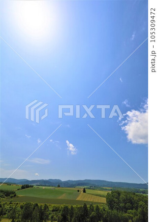 七月の北海道、美瑛の丘で感じる初夏の薫り、芳醇な大地、欧州ヨーロッパの田舎町を想わせる丘の町にて 105309472