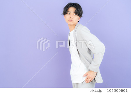 パープルバックの若い男性 105309601