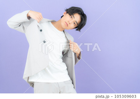 パープルバックの若い男性 105309603