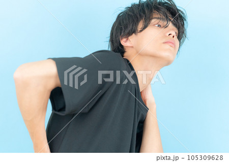 ブルーバックの若い男性 ブルーバックの若い男性 105309628