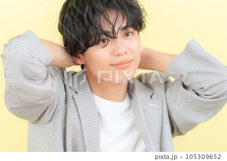 イエローバックの若い男性 105309652