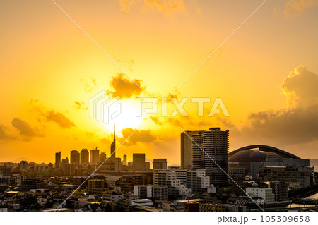 唐人町・大濠公園方面からの早良区百道浜、地行浜、福岡タワー一帯の夕暮れと太陽　オレンジ濃いめくっきり 105309658