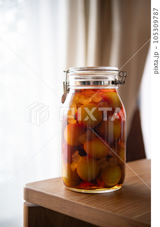 ブランデー梅酒を漬ける 105309787