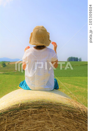 七月の北海道、美瑛の丘で感じる初夏の薫り、芳醇な大地、欧州ヨーロッパの田舎町を想わせる丘の町にて 105309884