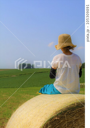 七月の北海道、美瑛の丘で感じる初夏の薫り、芳醇な大地、欧州ヨーロッパの田舎町を想わせる丘の町にて 七月の北海道、美瑛の丘で感じる初夏の薫り、芳醇な大地、欧州ヨーロッパの田舎町を想わせる丘の町にて 105309891