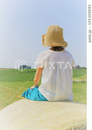 七月の北海道、美瑛の丘で感じる初夏の薫り、芳醇な大地、欧州ヨーロッパの田舎町を想わせる丘の町にて 105309893