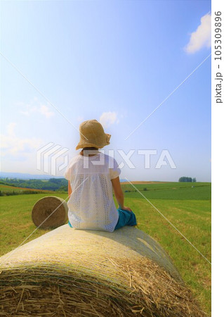 七月の北海道、美瑛の丘で感じる初夏の薫り、芳醇な大地、欧州ヨーロッパの田舎町を想わせる丘の町にて 七月の北海道、美瑛の丘で感じる初夏の薫り、芳醇な大地、欧州ヨーロッパの田舎町を想わせる丘の町にて 105309896