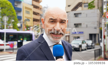 街角を案内する外国人レポーター 105309936