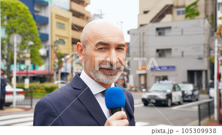 街角を案内する外国人レポーター 街角を案内する外国人レポーター 105309938